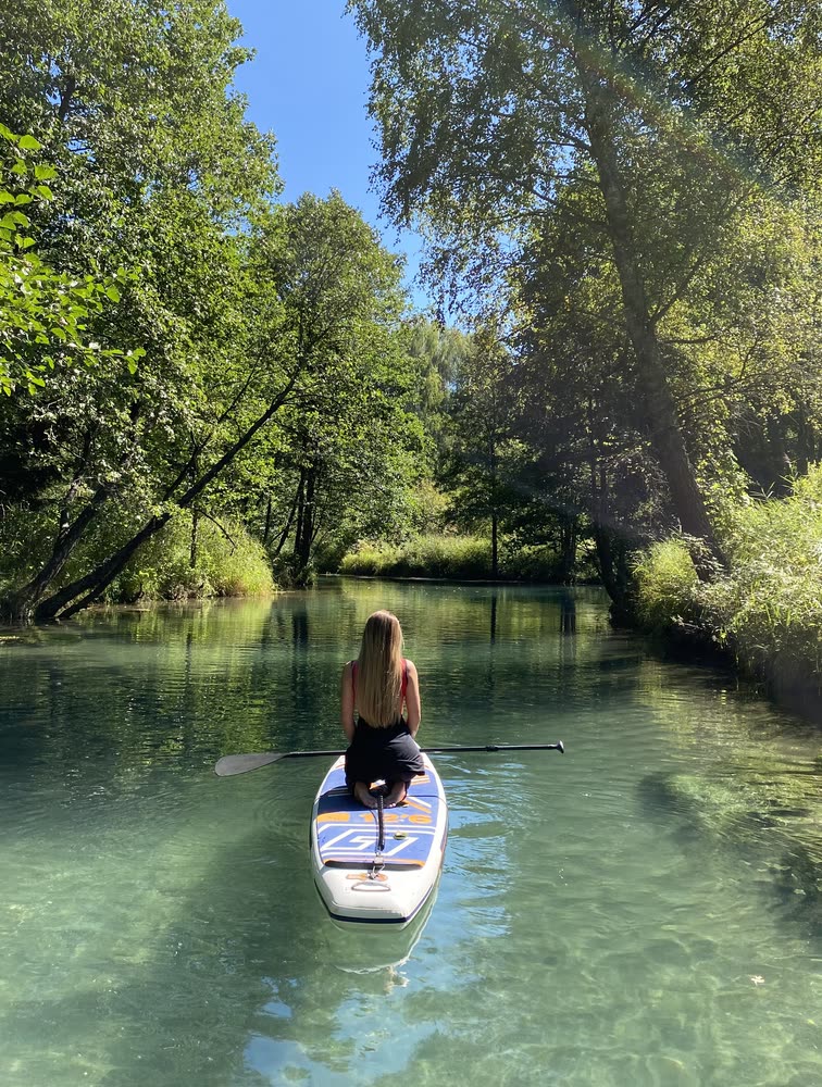 SUP-борд на кристально чистой бирюзовой воде реки Суринь